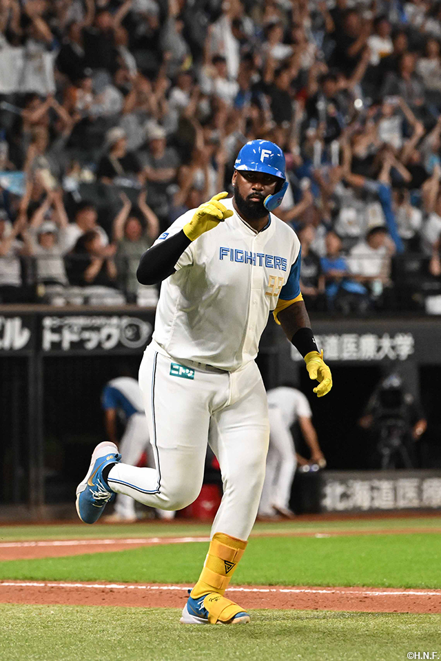 11回裏、サヨナラ本塁打を放つレイエス選手04