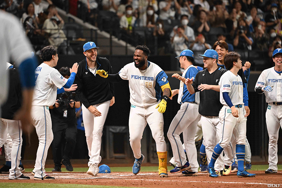 11回裏、サヨナラ本塁打を放つレイエス選手07