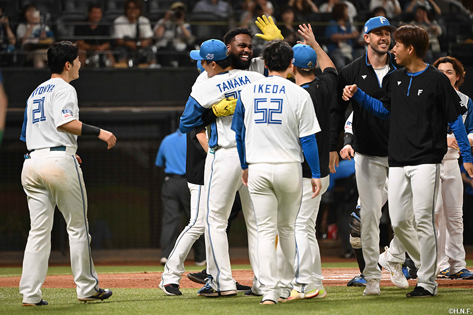 11回裏、サヨナラ本塁打を放つレイエス選手09