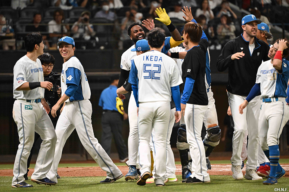 11回裏、サヨナラ本塁打を放つレイエス選手10