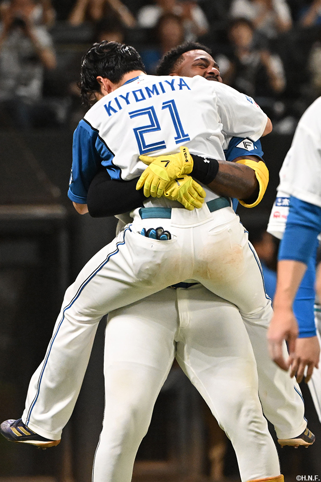 11回裏、サヨナラ本塁打を放つレイエス選手11