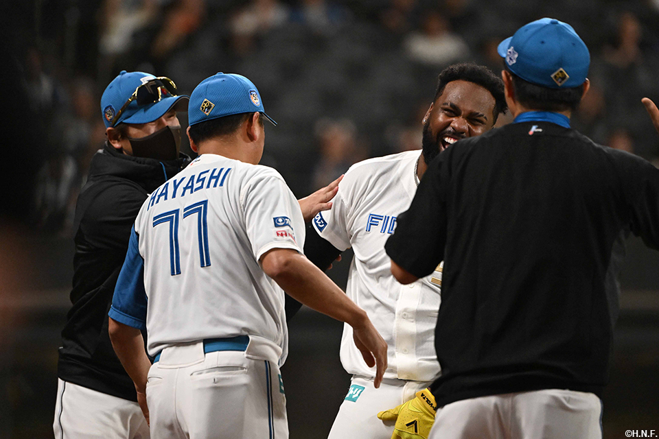 11回裏、サヨナラ本塁打を放つレイエス選手12