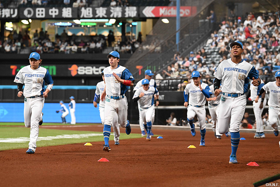 試合前、アップする選手たち