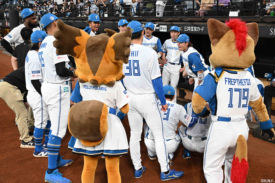 試合前、田宮選手を中心に円陣