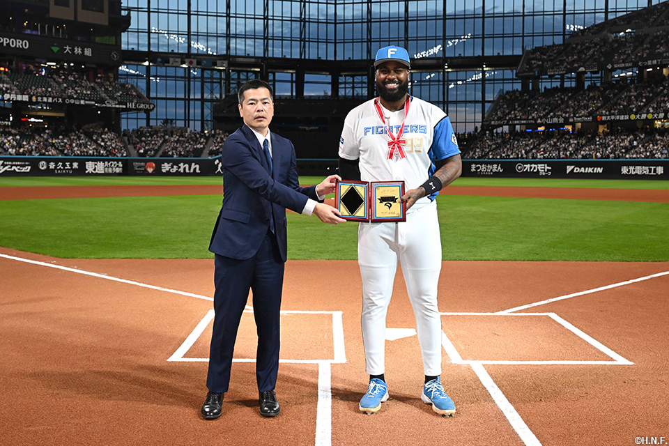 月間MVPの表彰を受けるレイエス選手01