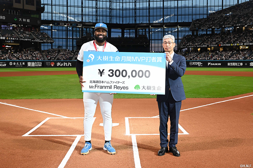 月間MVPの表彰を受けるレイエス選手02