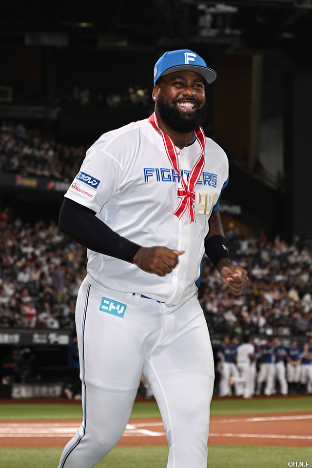 月間MVPの表彰を受けるレイエス選手03