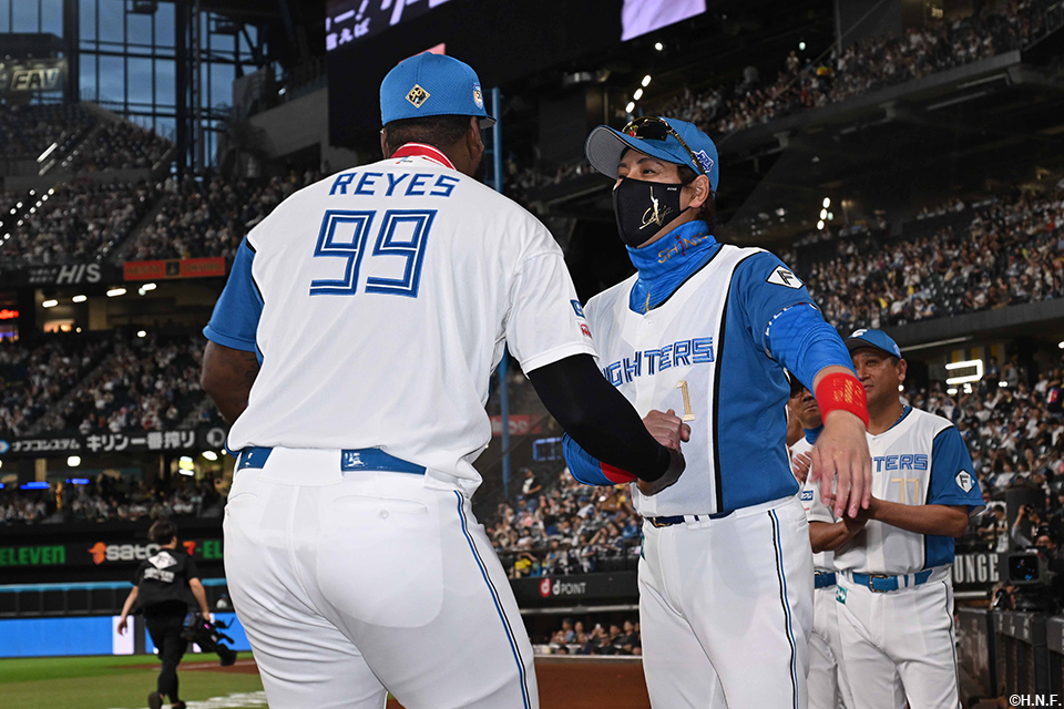 月間MVPの表彰を受けるレイエス選手04