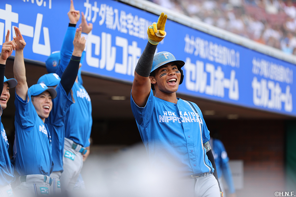 1回表、先頭打者本塁打を放つ水谷選手02