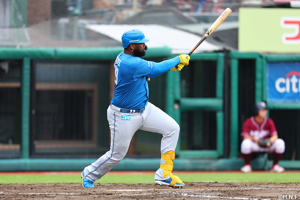 4回表、レフトへ二塁打を放つレイエス選手