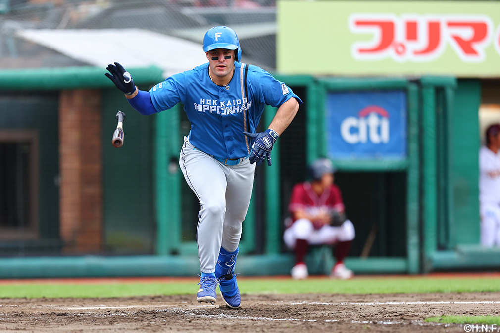 5回表、レフトへヒットを放つマルティネス選手