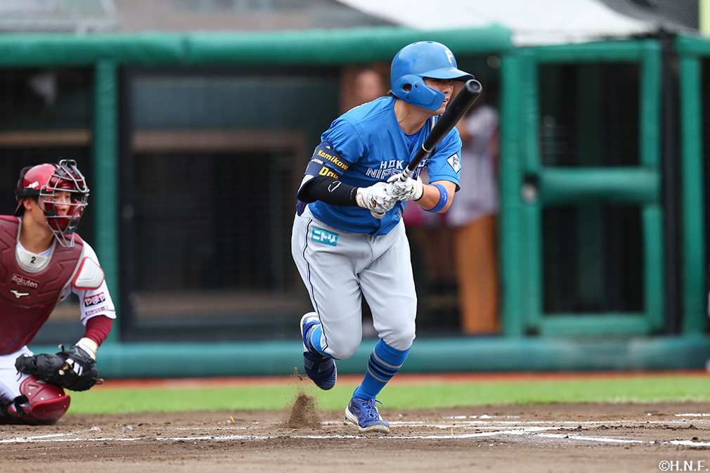 6回表、ライトへヒットを放つ上川畑選手