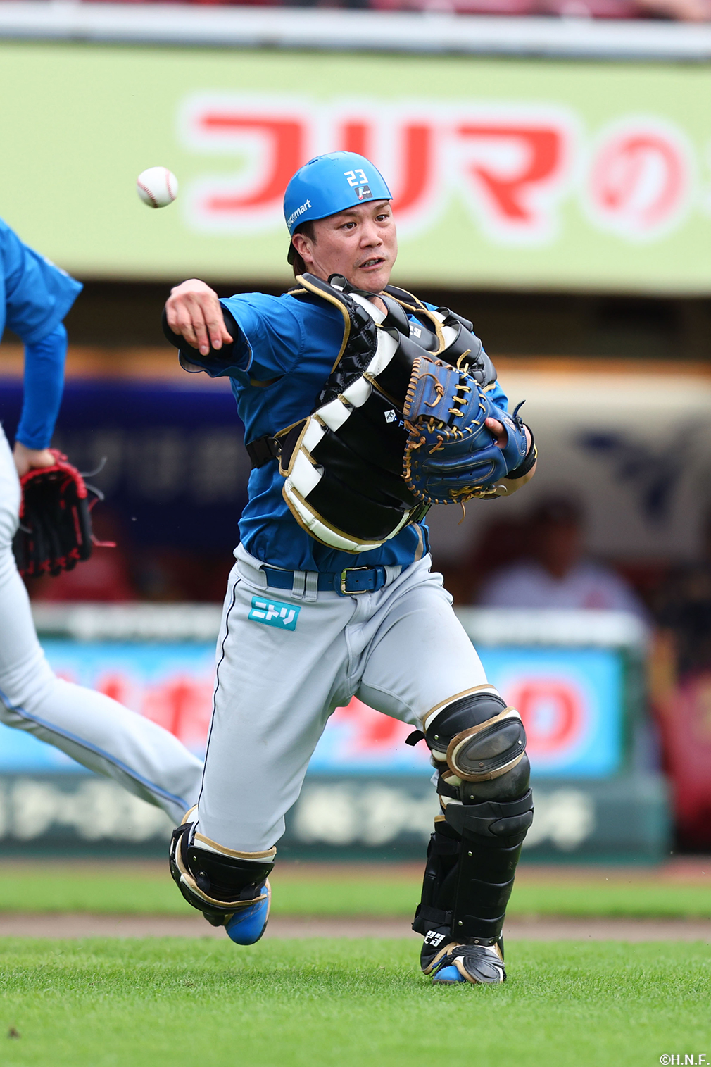 6回裏、一塁へ送球する伏見選手