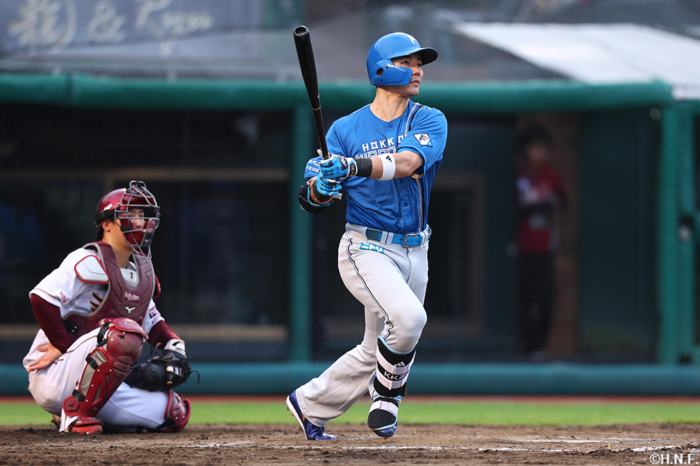 8回表、ライトへ本塁打を放つ清宮選手01