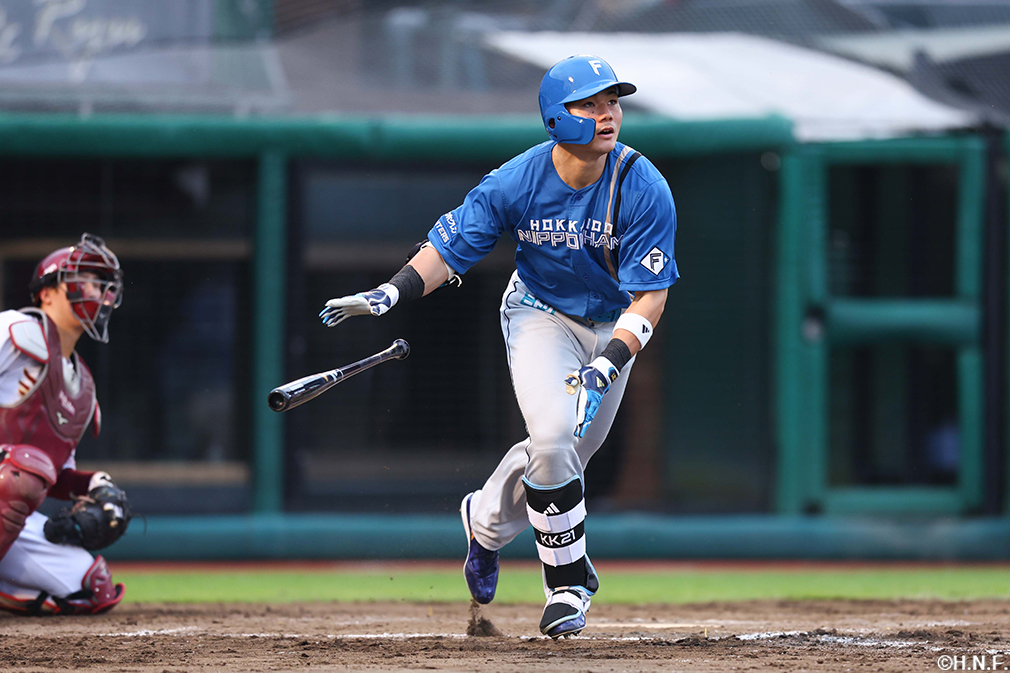 8回表、ライトへ本塁打を放つ清宮選手02