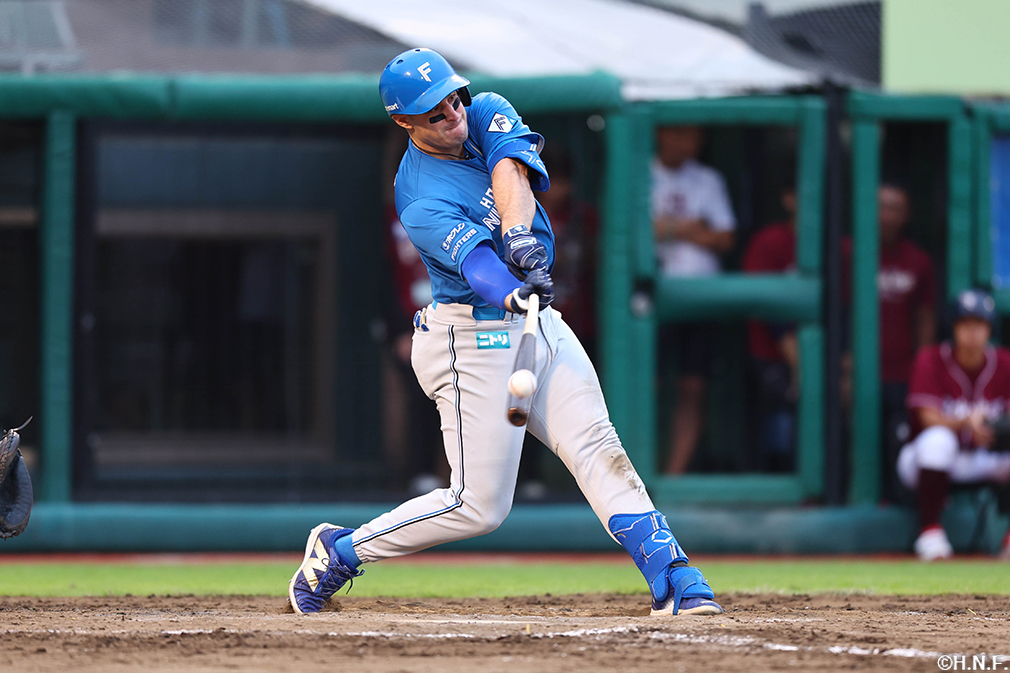 9回表、ライトへヒットを放つマルティネス選手