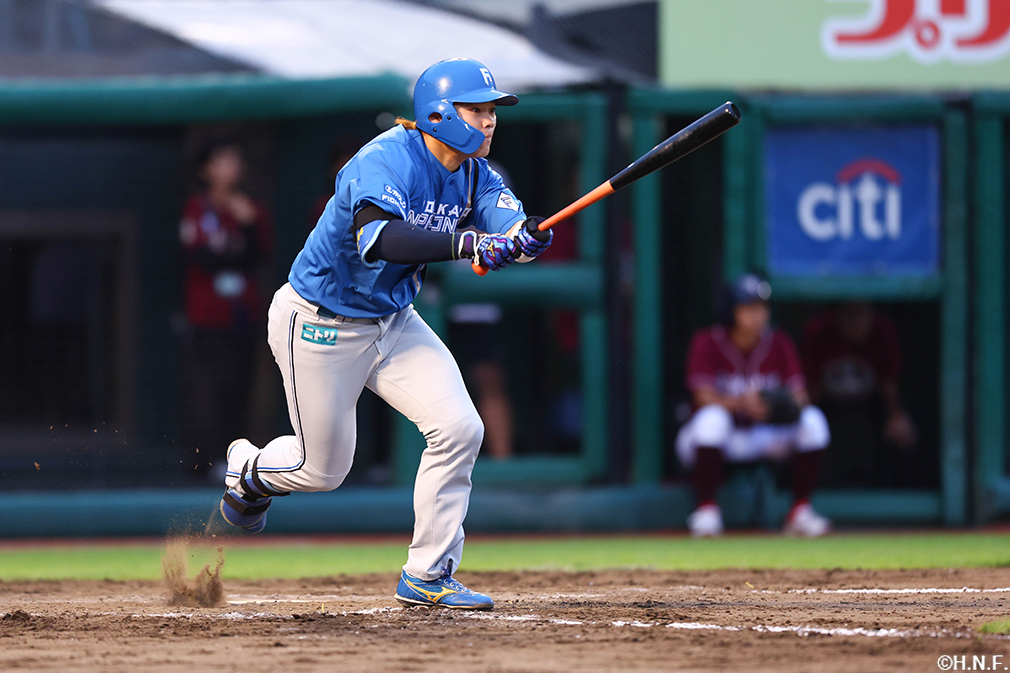 9回表、ライトへヒットを放つ田宮選手01