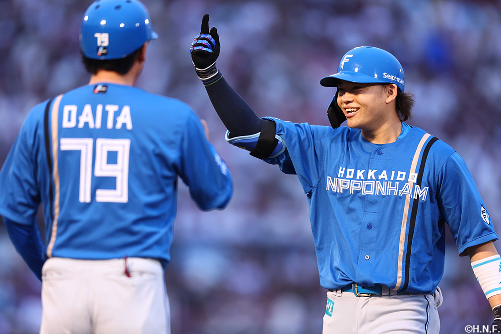 9回表、ライトへヒットを放つ田宮選手02