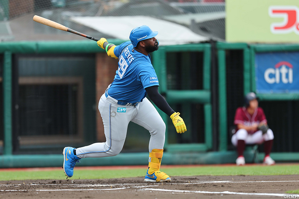 1回表、第20号の本塁打を放つレイエス選手02