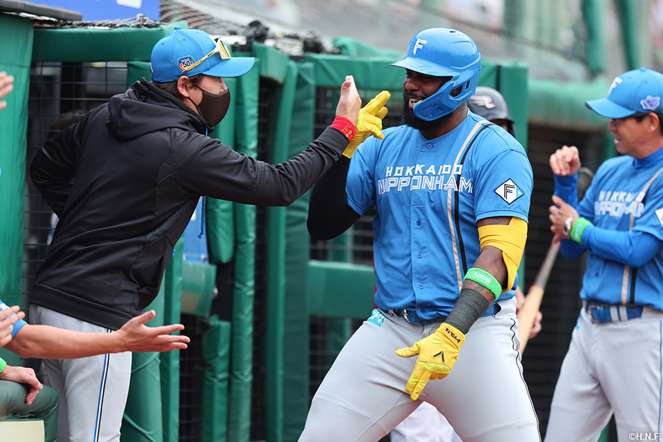 1回表、第20号の本塁打を放つレイエス選手03