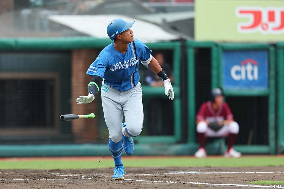 3回表、勝ち越しの本塁打を放つ万波選手02