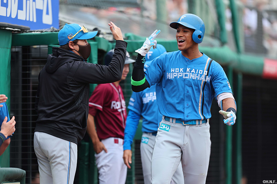 3回表、勝ち越しの本塁打を放つ万波選手03