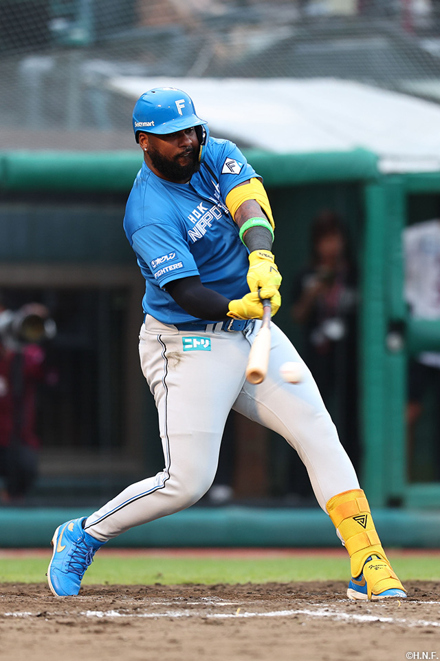 9回表、レフトへヒットを放つレイエス選手01