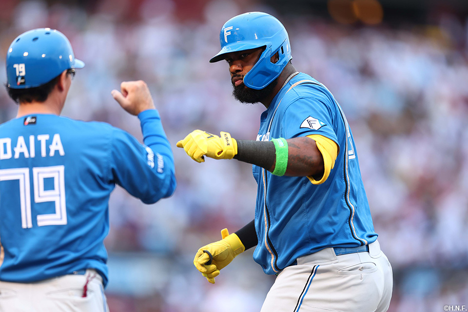 9回表、レフトへヒットを放つレイエス選手02