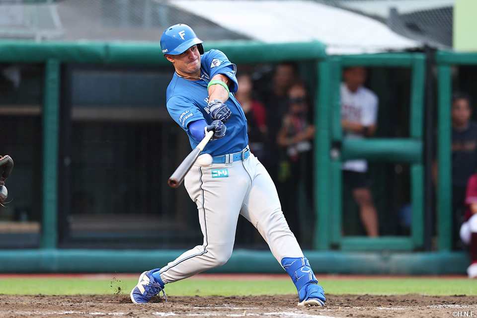 9回表、代打でヒットを放つマルティネス選手01