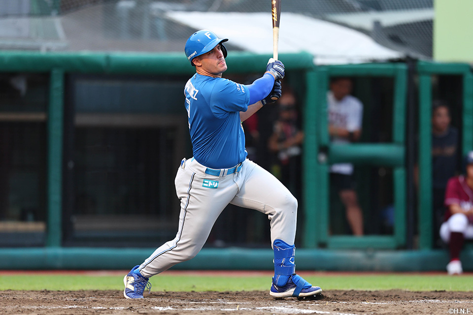 9回表、代打でヒットを放つマルティネス選手02