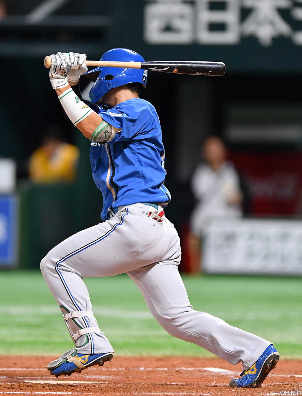 2回表、センターへヒットを放つ郡司選手