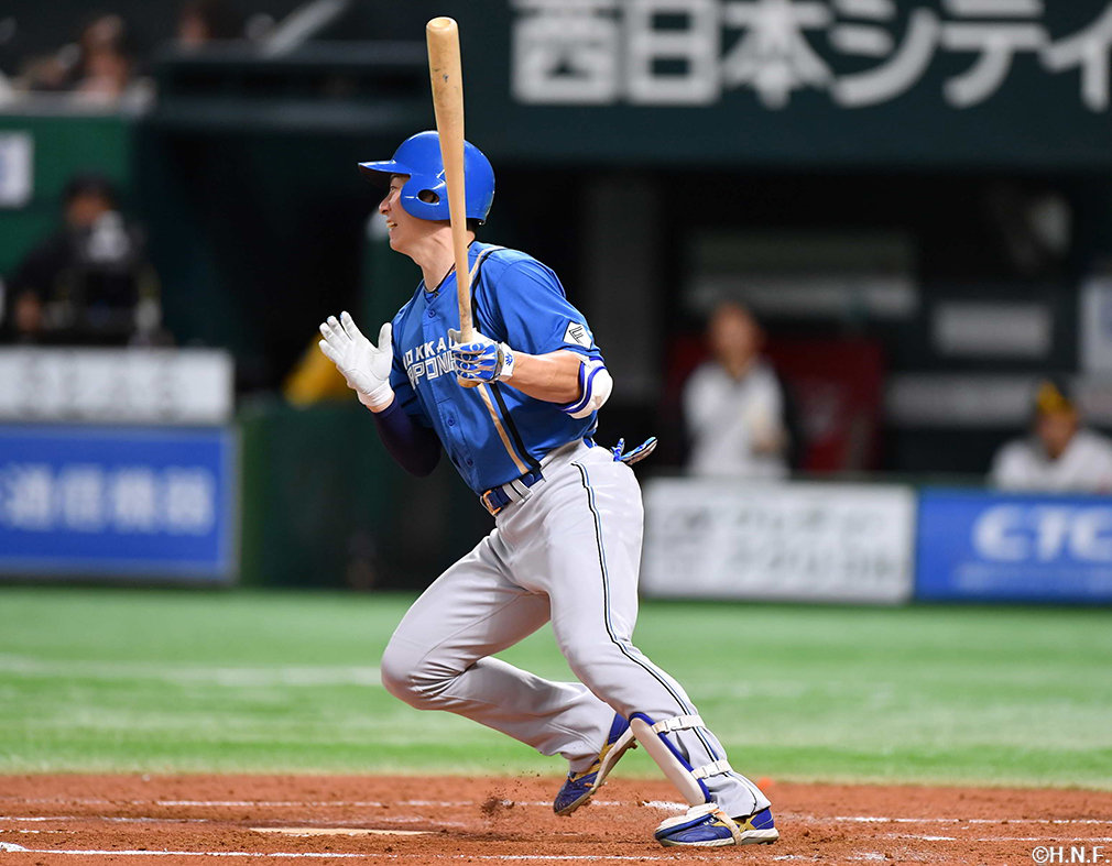 3回表、センターへヒットを放つ松本剛選手