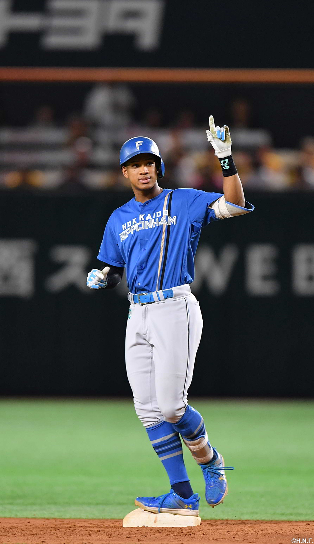 4回表、ライトへ二塁打を放った万波選手