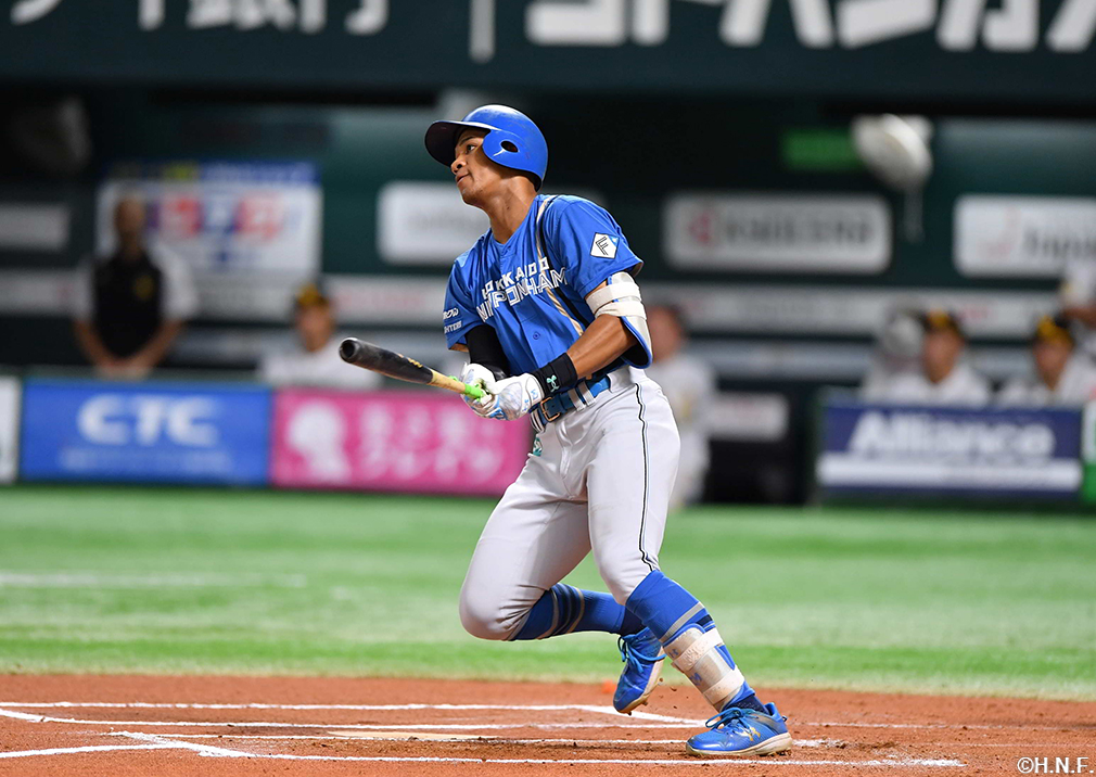 6回表、同点の適時二塁打を放つ万波選手01