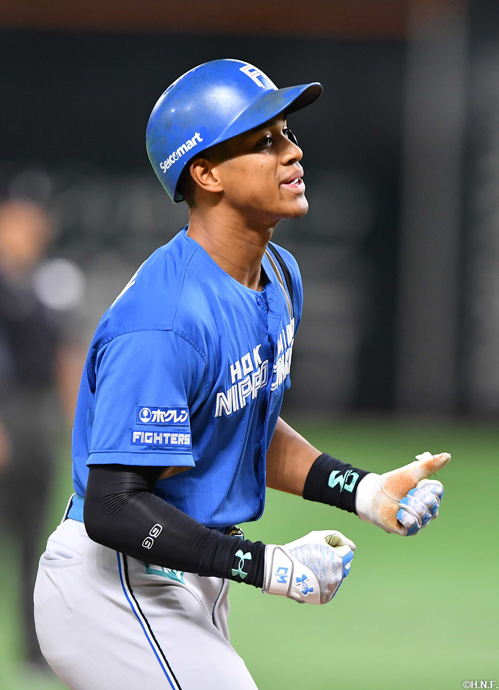 6回表、同点の適時二塁打を放つ万波選手02