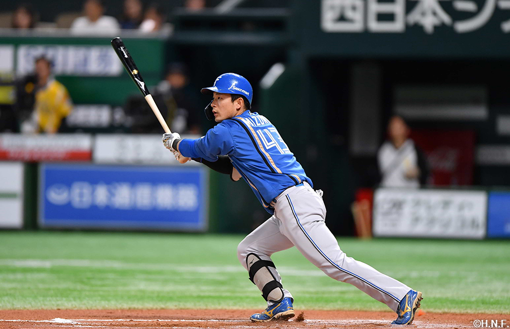 6回表、センターへ勝ち越しの適時打を放つ水野選手01