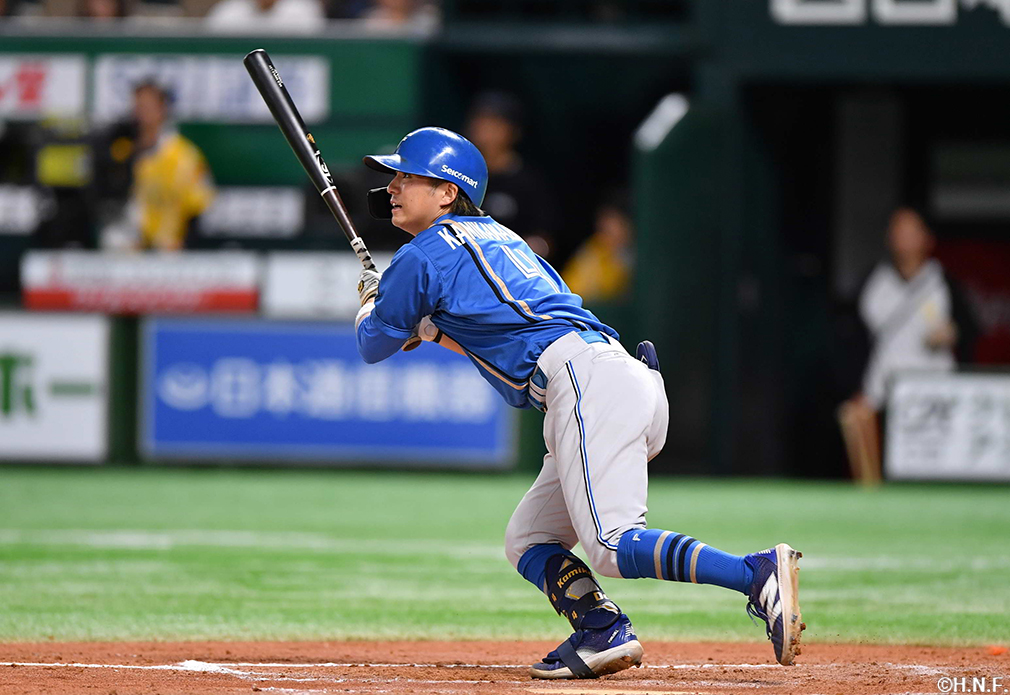 7回表、センターへヒットを放つ上川畑選手