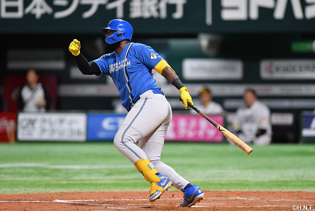 7回表、センターへ適時二塁打を放つレイエス選手01