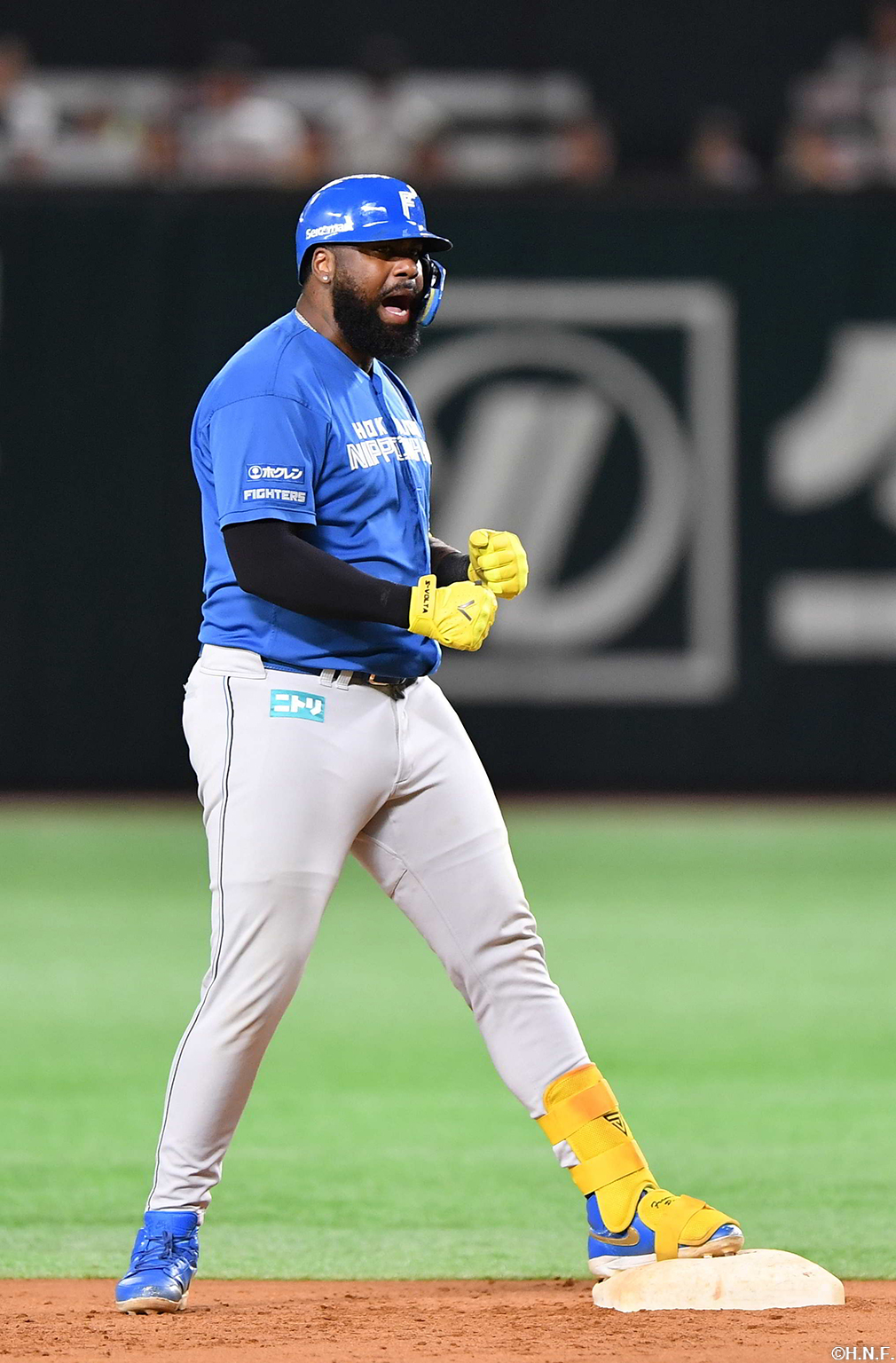 7回表、センターへ適時二塁打を放つレイエス選手02