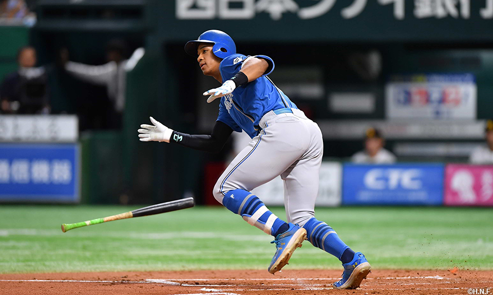 2回表、レフトへヒットを放つ万波選手