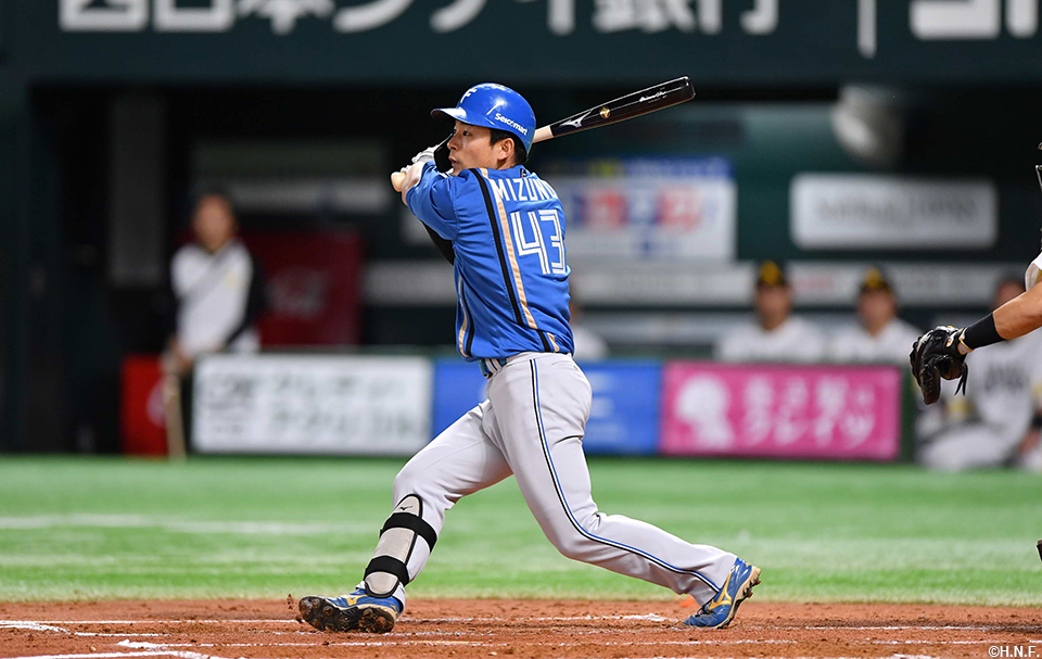 2回表、先制となる犠牲フライを放つ水野選手