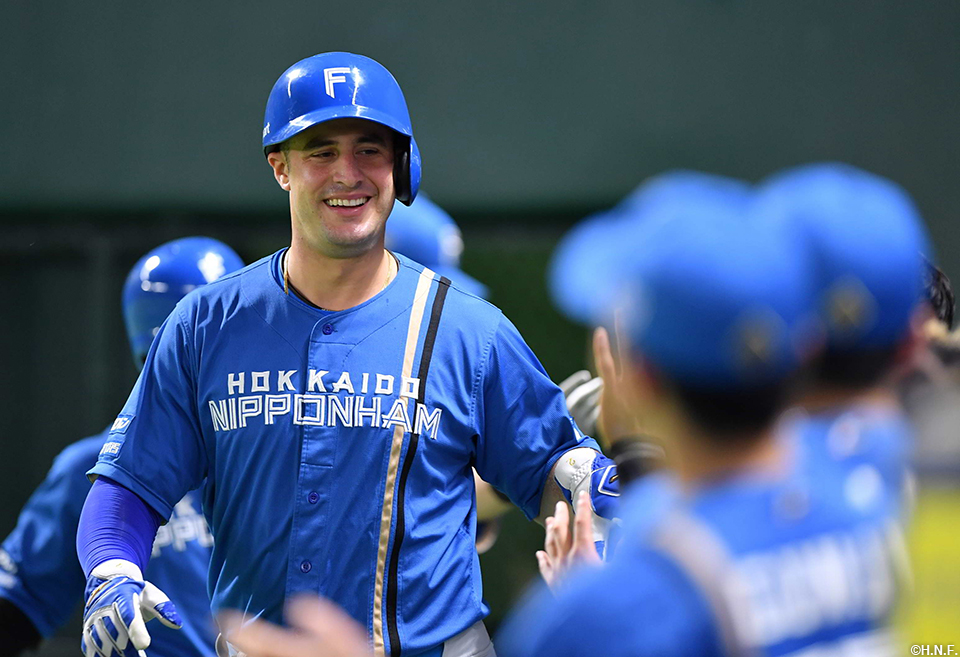 2回表、先制のホームを踏んだマルティネス選手