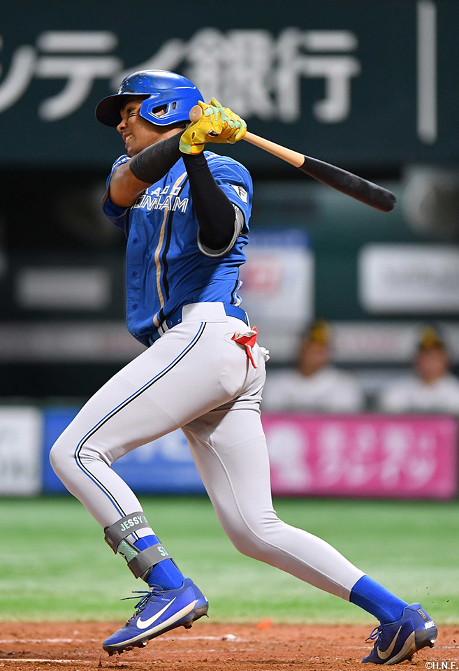 3回表、内野安打を放つ水谷選手