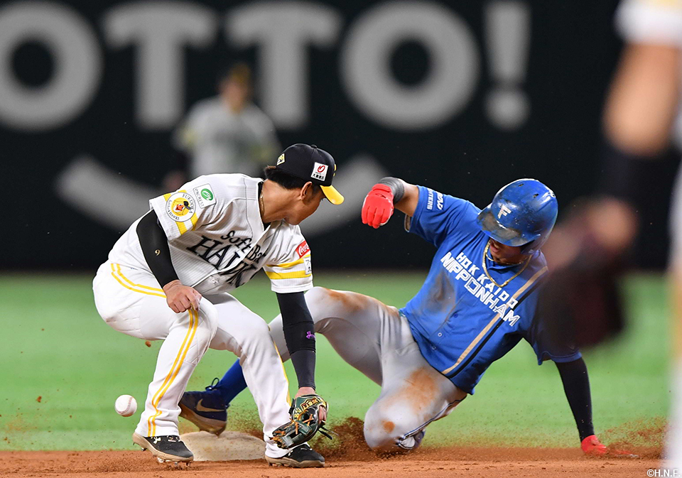 3回表、盗塁をきめる水谷選手