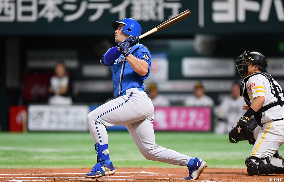 6回表、走者を還す内野ゴロを放つマルティネス選手