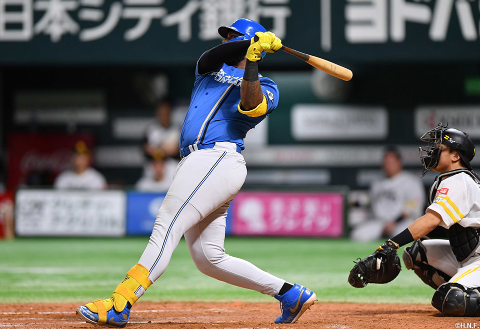 9回表、本塁打を放つレイエス選手01