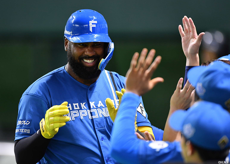 9回表、本塁打を放つレイエス選手02