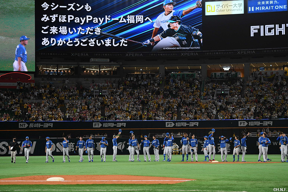 みずほPayPayドームのファンへ挨拶する選手たち01