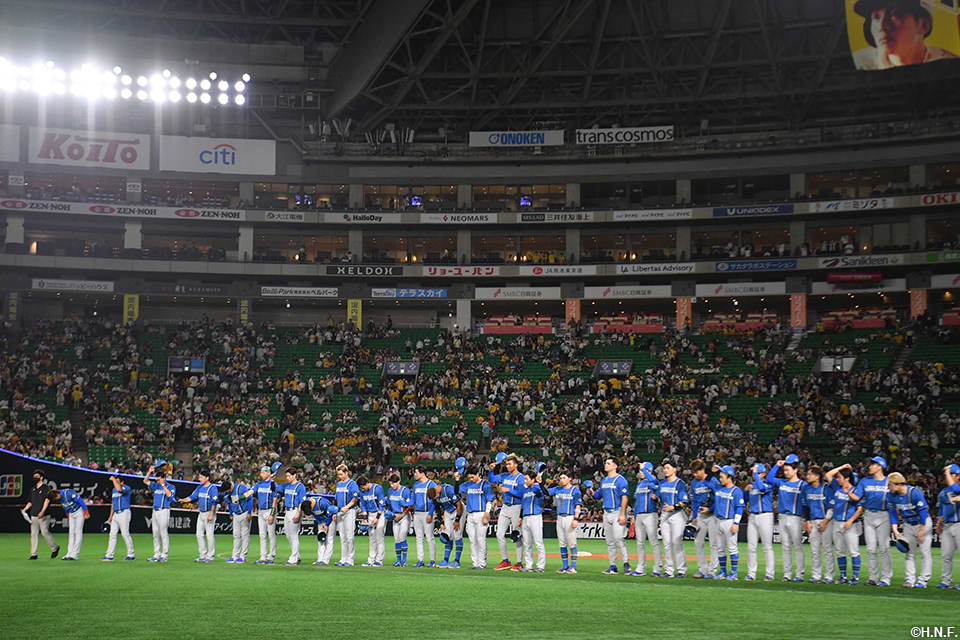 みずほPayPayドームのファンへ挨拶する選手たち02