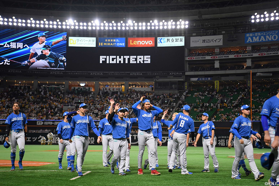 みずほPayPayドームのファンへ挨拶する選手たち03